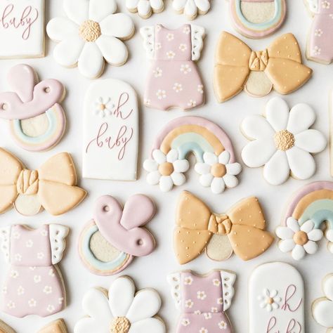 Simple Baby Shower Cookies, Daisy Baby Shower Theme, Rainbow Theme Baby Shower, Flower Baby Shower Theme, Shower 2023, Baby Shower Girl Diy, Daisy Baby Shower, Flower Baby Shower