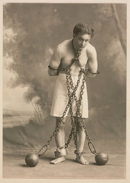 Houdini, c. 1905, Harvard Theatre Collection, Houghton Library, Cambridge, Massachusetts Thomas Carlyle, Harry Houdini, Famous Personalities, Historical People, Historical Images, Vintage Circus, Interesting History, Grappling, Vintage Pictures