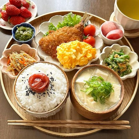 Japanese Set Meal, Japanese Food Dinner, Japanese Plating, Healthy Japanese Food, Tiktok Selfie, Japanese Meals, Japanese Breakfast, Japanese Food Bento, Japanese Dinner