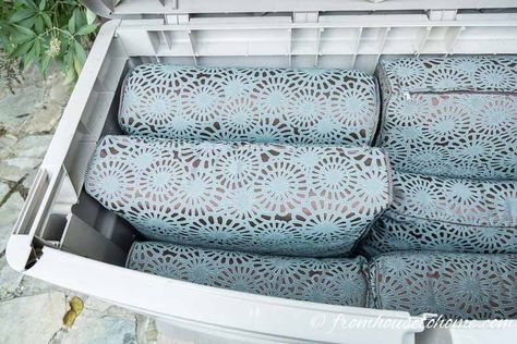 This is a great natural way to keep spiders (and other critters) out of your outdoor patio storage boxes without using pesticides or other harmful chemicals. It's so easy and works so well, I'm going to try it in my shed, too! #fromhousetohome #pestcontrol #organic_gardening #gardenideas #patio Patio Furniture Cushion Storage, Outdoor Patio Storage, Patio Cushion Storage, Inexpensive Patio, Patio Furniture Layout, Small Patio Decor, Pillow Storage, Patio Storage, Patio Pillows