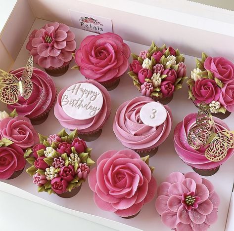 21st Birthday Cupcake Ideas For Her, Valentine Flower Cupcakes, Pretty Cupcakes Designs, Beautiful Cupcakes Birthday, Cupcake Pics, Hot Pink Cupcakes, 21st Birthday Cupcakes, Cupcakes Flores, Mums Birthday