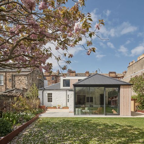 A smart, contemporary extension on this period bungalow was accepted as a sympathetic addition by planners and the finished result is breathtaking Bungalow Extension Plans, Bungalow Addition, Contemporary Bungalow, Room Architecture, Bungalow Extensions, Architects House, Zinc Roof, Building An Addition, Bungalow Renovation