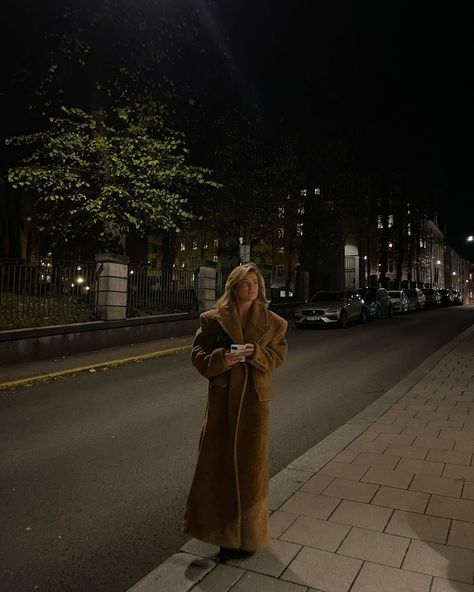 Instagram Matilda Djerf Coat, Matilda Djerf Winter Style, Matilda Djerf Style Winter, Long Teddy Coat Outfit, Brown Long Coat Outfit, Matilda Djerf Fall, Long Jacket Outfit, Teddy Coat Outfit, Long Brown Coat