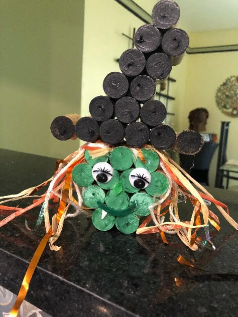 Wine Cork Sea Turtle, Cork Crafts Halloween, Cork Halloween Crafts, Wine Cork Halloween Crafts, Halloween Wine Cork Crafts, Fall Cork Crafts, Halloween Cork Crafts, Cork Repurpose, Pompom Maker