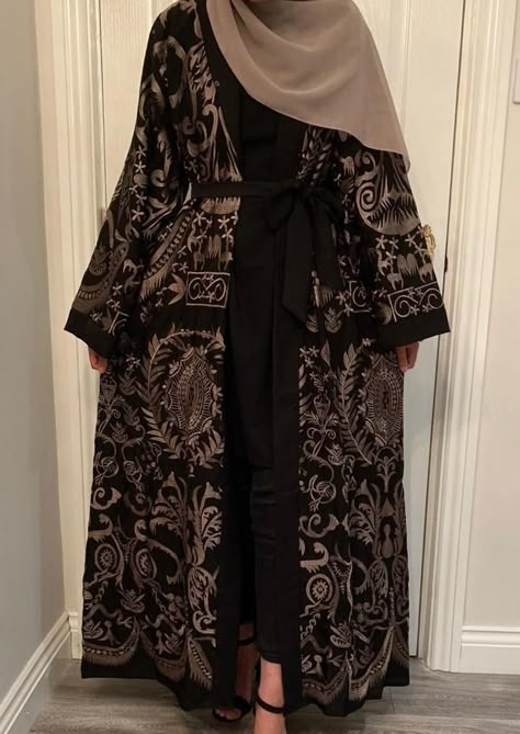 Pretty Abayas, Luxury Abaya Dubai, Luxury Abaya, Closed Abaya, Abaya Collection, Abaya Designs Latest, Abaya Fashion Dubai, Mode Kimono, Pearl Lace