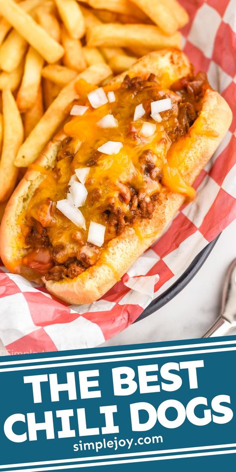 Chili Dogs are such a great way to feed a crowd! Made with a homemade chili sauce, these are a winner. Chili Recipe For Chili Dogs, Homemade Hotdog Chili, Chili Cheese Dog Recipe, Baked Chili Cheese Dogs, Chili Dog Sauce, Chili Dog Chili Recipe, Homemade Chili Sauce, Baked Hot Dogs, Healthy Chili Recipe Turkey