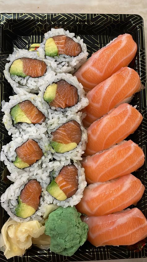 Homemade Sushi Aesthetic, Cute Lunch Ideas, Sushi Board, Sushi Platte, Types Of Sushi, Christmas Meals, Food Babe, Food Therapy, Healthy Lifestyle Food