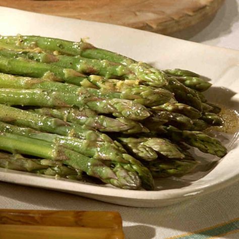 Asparagus Vinaigrette Season Asparagus, Grilled Asparagus Recipes, Asparagus Recipes Roasted, Oven Roasted Asparagus, Lemon Asparagus, Martha Stewart Recipes, Budget Cooking, Asparagus Soup, Vinaigrette Recipes