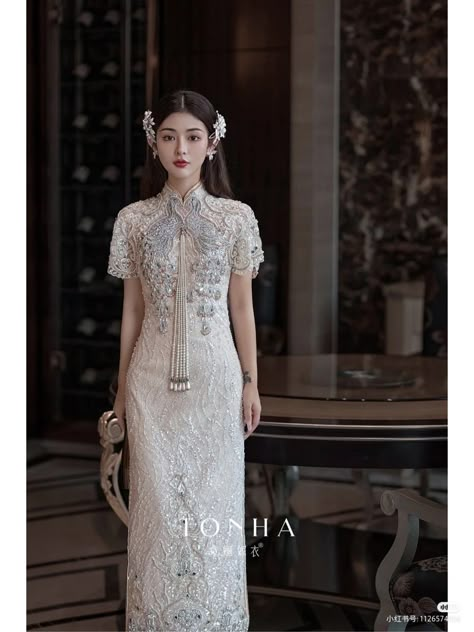 Chinese Couture Gowns, Tingjing Dress, Sangjit Dress Modern, Qipao Aesthetic, Sangjit Dress, Qipao Gown, Tea Ceremony Dress, Chinese Gown, Traditional Asian Dress