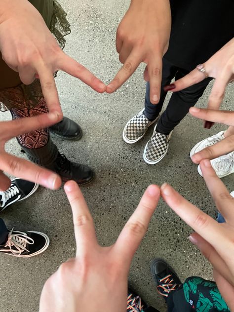 Finger star??? Half Finger Heart, 3 Fingers Up Selfie, Star Fingers Friends, Star Finger Tat, Finger Hearts Aesthetic, Finger Circle, Group Photos, Stars