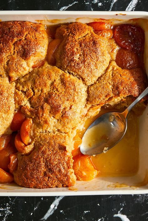 This pretty apricot cobbler features tender biscuits that top sweet, jammy apricots sweetened with honey and flavored with ginger to create the ultimate dessert recipe meets spring recipe. #dessert #healthydessert #healthydessertrecipes #dessertrecipes #dessertideas #healthyrecipes Apricot Cobbler, Healthy Easter Dessert, Quick Summer Desserts, Vegan Peach Cobbler, Vegan Peach, Apricot Recipes, Spring Recipe, Healthy Easter, Peach Cobbler Easy