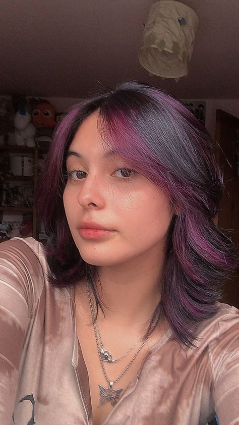 Purple Under Dye Hair, Hair Colour Ideas For Short Hair Shoulder Length, Wolf Cut Purple Hair, Short Dyed Hairstyles, Shoulder Length Hair Dyed, Purple Hair Color Ideas For Short Hair, Purple Hair Colour, Purple Short Hair, Purple Highlights Brown Hair