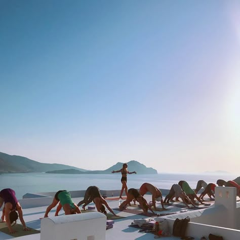 Mexico Wellness Retreat, Outdoor Yoga Class Aesthetic, Group Yoga Aesthetic, 4 Am Club, Yoga Teacher Training Aesthetic, Wellness Retreat Aesthetic, Yoga Retreat Aesthetic, Yoga Instructor Aesthetic, Yoga Class Aesthetic