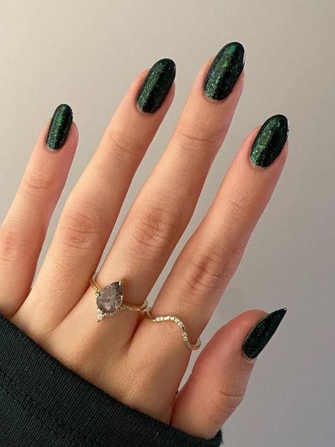 thanksgiving nail color: glittery emerald green Holiday Nails Emerald Green, Green Glitter Nails Short, Deep Green Christmas Nails, Thanksgiving Nails Green, Green Glitter Nail Designs, Dark Green Sparkly Nails, Green Almond Acrylic Nails, Sparkly Green Nails, Green Dip Nails