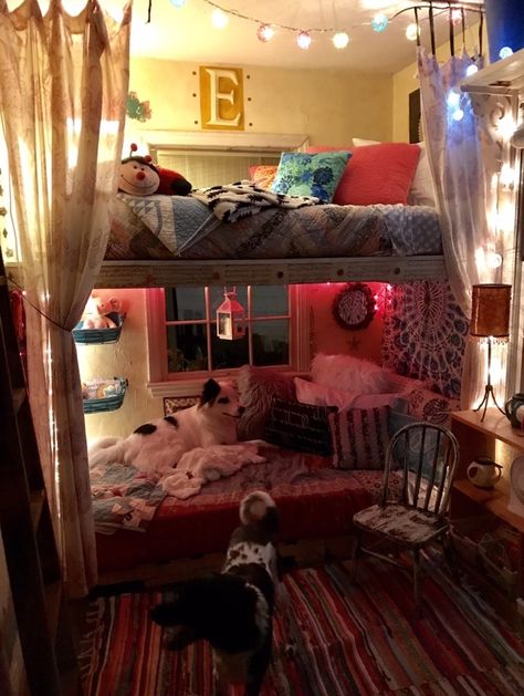 Bunk Bed Bedroom Aesthetic, Bunkbed Ideas, Aesthetic Bunk Bed Ideas, Bunkbed Room Ideas, Bunk Bed Rooms Decor Aesthetic, Bunk Bed Rooms Decor, Bunk Bed Aesthetic, Aesthetic Bunk Bed, Pallet Bunk Beds