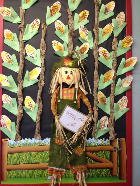 Corn Bulletin Board Ideas, Scarecrow Kindergarten, Scarecrow Bulletin Board, Kids Bulletin Boards, Harvest Crafts, Diy Scarecrow, September Crafts, Kindergarten Classroom Decor, Fall Bulletin Boards