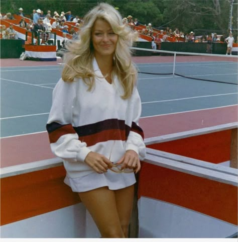 Farrah Fawcett Aesthetic, Farrah Fawcett Tennis, Retro Inspired Outfits Vintage Fashion, Farrah Fawcett Outfits, 80s Fitness Aesthetic, 1973 Aesthetic, Summer Outfits 2000s, Summer Edgy Outfits, Farrah Fawcett Style