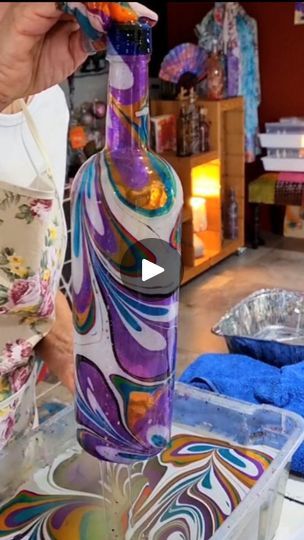 Water Marbling Art, Dip Art, Paint Dipping, Marbling Art, Hydro Dipping, Painted Bottles, Water Marbling, Marble Painting, Spray Paints