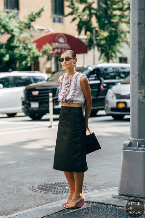 Jenny Walton, Casual Glamour, 23 Style, Plunging Dress, 2020 Street Style, First Day Outfit, Lana Condor, Fashion Week Spring 2020, Reportage Photography