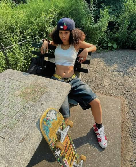 Cool Outfit Accessories, Baggy Jorts Women, Streetwear Fashion 90s, Women Tomboy, Pretty Tomboy, Looks Streetwear, 90s Streetwear Fashion, Cute Tomboy Outfits, Skateboard Pics