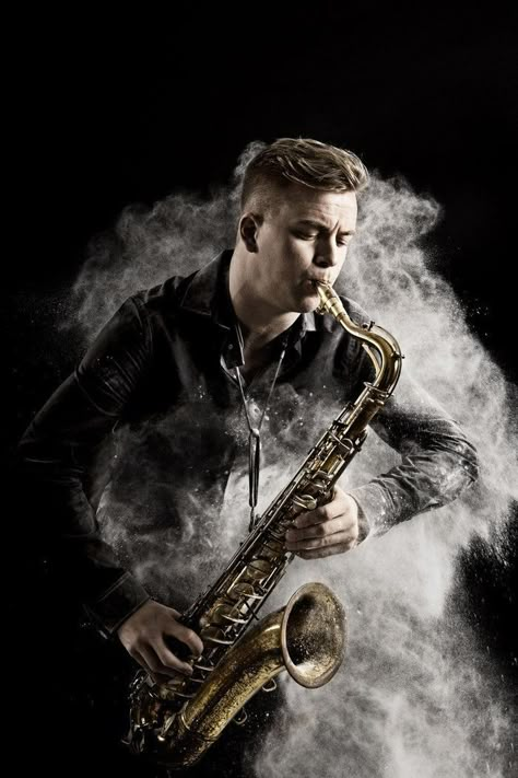 Saxophone Photography, Chicago Broadway, Screen Savers Wallpapers Backgrounds, Musician Photos, Saxophone Art, Jazz Saxophonist, Senior Pics Ideas, Musician Photography, Saxophone Players