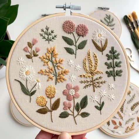 embroidery patterns Patterns kits embroidery hoops Etsy Embroidery Floral Embroidery Patterns Em Embroidery Hoop Art Tutorial, Botanical Embroidery, Floral Embroidery Patterns, Hand Embroidery Videos, Embroidery Stitches Tutorial, Embroidery Patterns Vintage, Pola Sulam, Embroidery Flowers Pattern, Embroidery Patterns Free