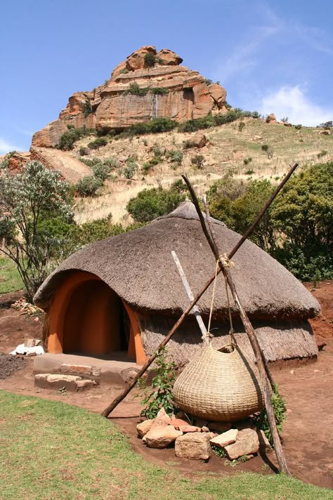 Traditional Basotho Hut & Cooking Pot | by Nostalgic T+ Allan African Huts, African Houses, Hut Images, Nature Building, African Hut, African Nature, Eco Construction, Hut House, African House