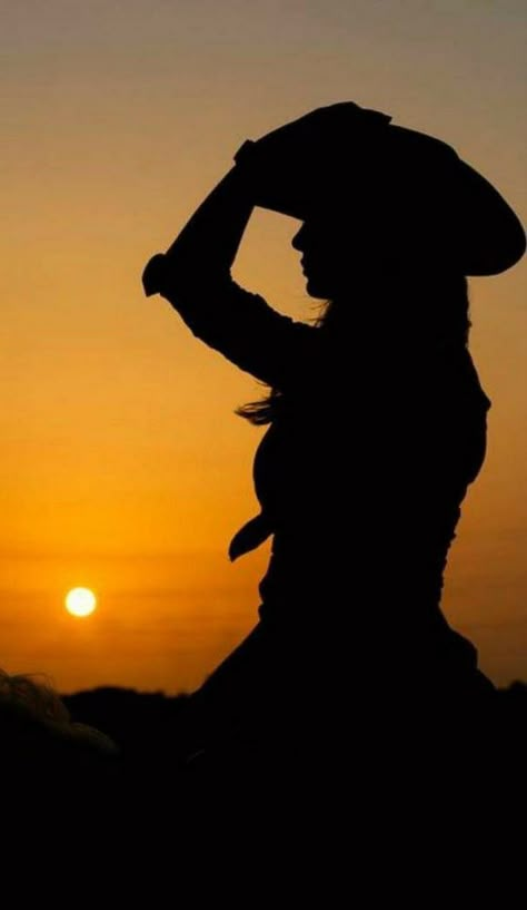 Surf Girl Style, Cowgirl Photoshoot, Woman Riding Horse, Foto Cowgirl, Outdoor Portrait Photography, Cute Horse Pictures, Western Photography, Silhouette Photography, Sunset Silhouette