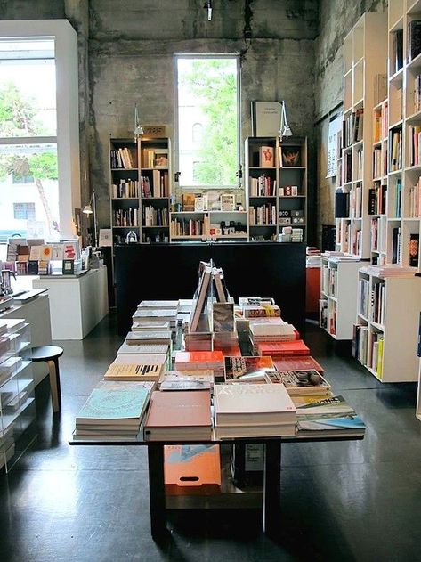 Bookstore Design, Library Cafe, Bookstore Cafe, Coffee Books, Book Cafe, Book Shop, Library Design, Store Displays, Reading Room