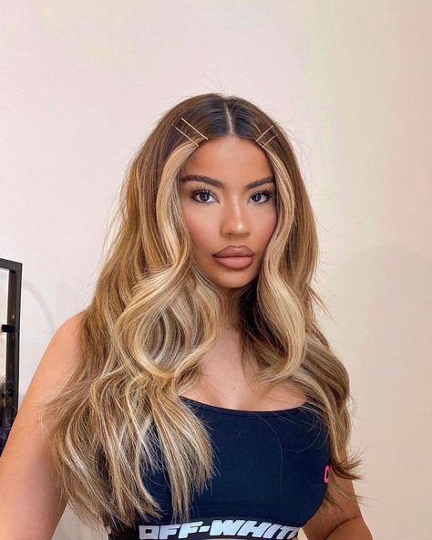 Blonde Highlights On Honey Brown Hair, Honey Blonde Beyonce, Beyonce Balayage, Beyonce Hair Color Blonde, Rhianna Blonde, Money Piece Blonde Highlights, Crishell Hair Color, Beyoncé Blonde Hair, Dark Roots Honey Blonde Hair