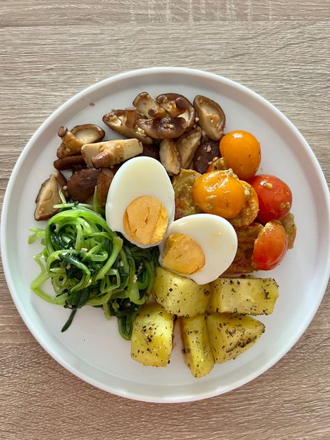 Perfect brunch to wake up to Boiled Vegetables Recipe, Hard Boiled Egg Salad, Boiled Eggs Recipes, Brunch Platter, Mushroom Pesto, Healthy Eating Meal Plan, Shitake Mushroom, Hard Boiled Egg, Healthy Food Menu