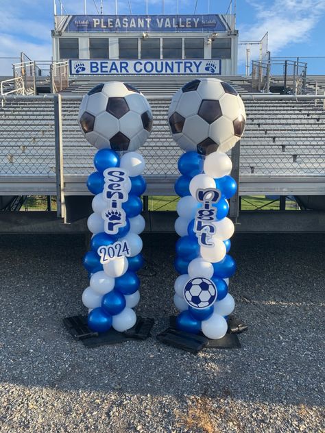 Balloon Arch Senior Night, Senior Night Field Decorations Soccer, Soccer Balloon Columns, Soccer Balloon Arch, Senior Night Balloons, Senior Night Soccer Ideas, Soccer Balloons, Soccer Senior Night, Soccer Banquet