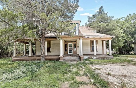 Save This Old Cheapish Texas Fixer Upper $115K - Old Houses Under $50K Fixer Upper Castle, Old Texas Farmhouse, Fixer Upper Castle Bathroom, The Fixer Upper Book, Homes For Sale In Texas, Southlake Texas Homes, Texas Farmhouse, 1940s Home, Old Houses For Sale