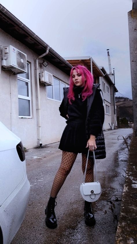 Goth pink hair Pink Hair Black Outfit, Outfits For Pink Hair, Black And Pink Aesthetic Outfit, Pink Bucket Hat Outfit, Pink Hair Goth, Goth Clown, Neon Pink Hair, Goth Girl Aesthetic, Punk Character Design