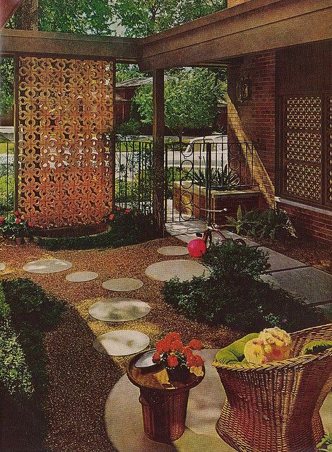 Retro Courtyard Mid Century Courtyard, Mid Century Exterior, Retro Interior Design, Mid Century Architecture, Modern Landscaping, Mid Century Modern House, Mid Century House, Backyard Decor, Backyard Design