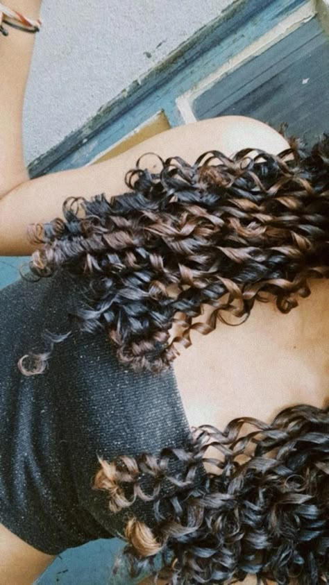 Harry Potter Vibes, Long Natural Curly Hair, Curly Hair Care Routine, Mixed Curly Hair, Curly Hair Photos, Dark Hair With Highlights, Colored Curly Hair, Curly Hair Styles Easy, Beautiful Curly Hair