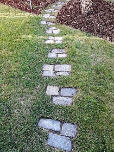 stone path with grass Mosaic Walkway, Stone Walkways, Diy Garden Ideas, Stepping Stone Paths, Path Ideas, Cozy Backyard, Paradise Garden, Stone Walkway, Garden Walkway