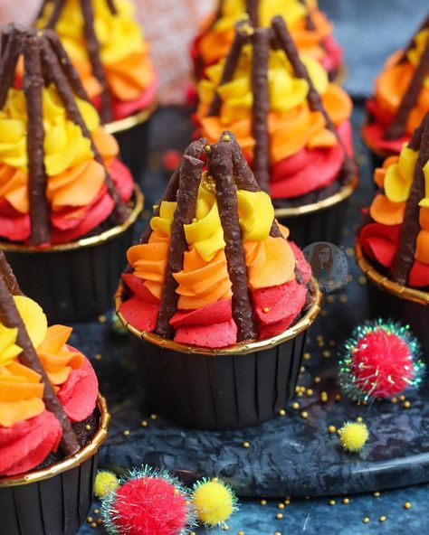 Jane Dunn on Instagram: “(New!) Bonfire Cupcakes! ❤️🔥 Delicious chocolate and vanilla cupcakes that are perfect for bonfire night – buttercream flames, matchmaker…” Buttercream Flames, Bonfire Cupcakes, Cherry Bakewell Cupcakes, Bonfire Cake, Mini Victoria Sponge Cakes, Biscoff Cake, Janes Patisserie, Seasonal Baking, Smores Cake