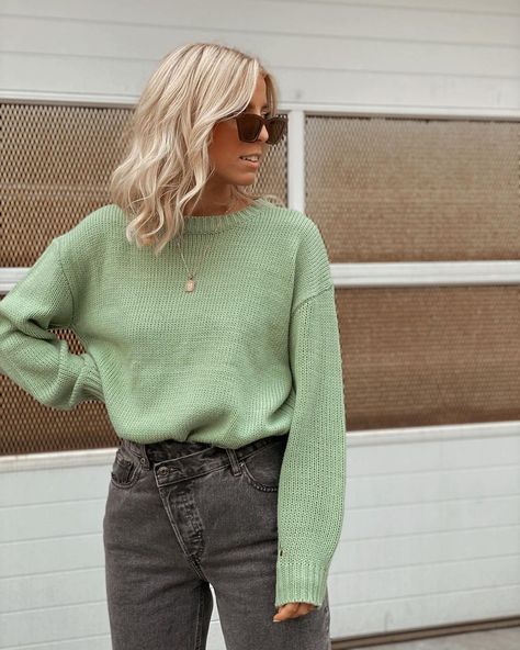 Light Green Sweater Outfit, Green Sweater Outfit Winter, Sweater Outfit Winter, Green Sweater Outfit, Light Green Sweater, Casual Everyday Outfits, Winter Sweater Outfits, Minimal Vintage, Stylish Winter Outfits