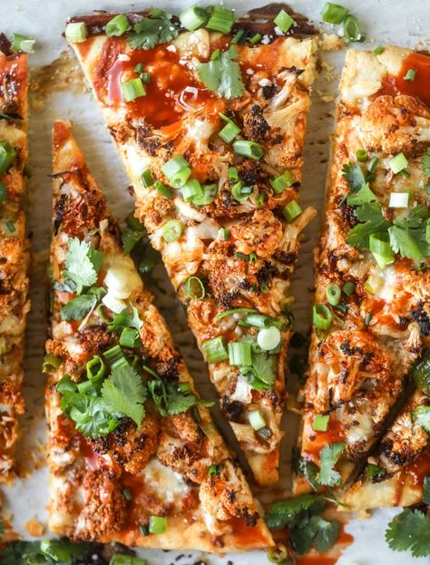 Roasted Buffalo Cauliflower Flatbread - Buffalo Cauliflower Pizza Buffalo Cauliflower Pizza, Roasted Buffalo Cauliflower, Cauliflower Flatbread, Healthy Pizza Recipes, Buffalo Cauliflower, Tuscan Chicken, Cauliflower Pizza, Healthy Pizza, Flatbread Pizza