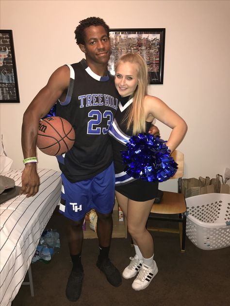 #OneTreeHill #college #costume #halloween #drunk #cheer #basketball #cheerleader #diy #DIY #girl #guy #haleyscott #nathanscott #lucasscott Girlfriend Costumes, Halloween Costumes Guys, Basketball Costume, Cheer Basketball, Holloween Costumes, Nerd Costume, Senior Szn, Hallowen Costume, Halloween Pins