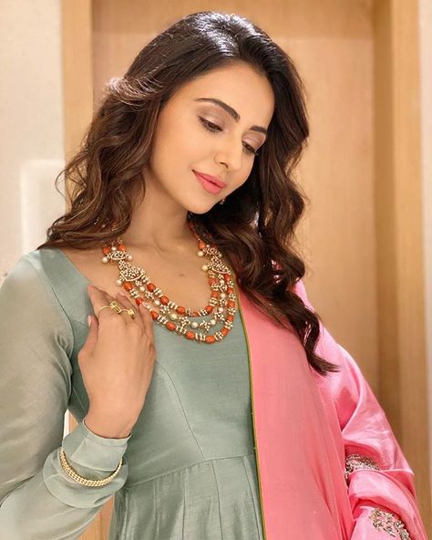 Coral Jewelry Indian Gold, Rakul Preet Singh, Rakul Preet, Gold Jewelry Simple Necklace, Beaded Necklace Designs, Bridal Diamond Jewellery, Antique Jewelry Indian, Indian Jewellery Design, Antique Gold Jewelry