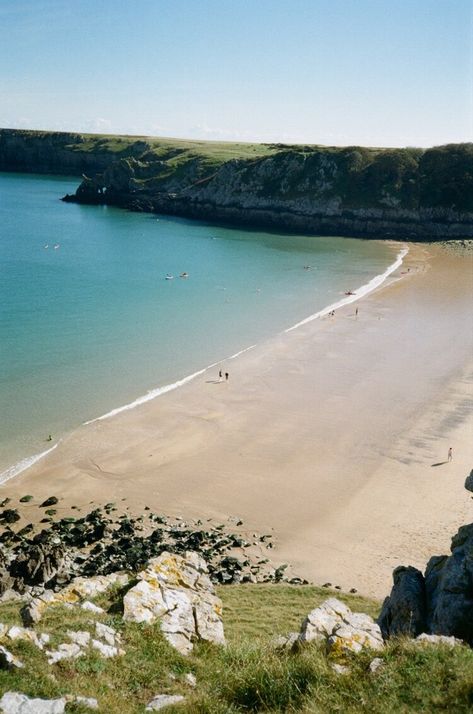 Barafundle Bay Wales, Barafundle Bay, Pembrokeshire Coast Path, Best Surfing Spots, Pembrokeshire Wales, Dreamy Places, Pembrokeshire Coast, Cliff Diving, Rock Pools