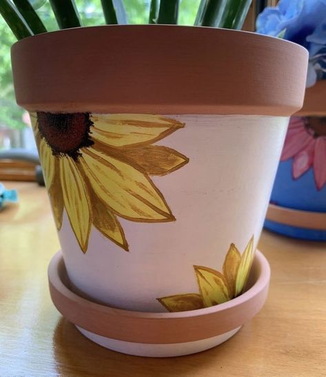 Painting Ideas For Flower Pots, Sunflower Clay Pots, Paint Ideas For Pots, Sunflower Terra Cotta Pot, Sunflower Pot Painting, Sunflower Painted Pot, Drawing On Flower Pot, Terracotta Planter Painting Ideas, Flower Pot Art Drawing