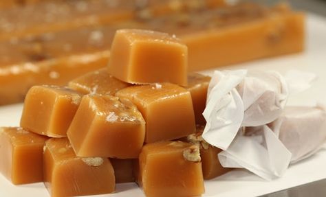 Honey Cream Caramels Easy Caramel Candy Recipe, Corn Syrup Recipes, Homemade Caramel Candy, Caramel Candies Recipe, Syrup Recipes, Honey Cream, Christmas Candy Gifts, Soft Caramel, Caramel Candy