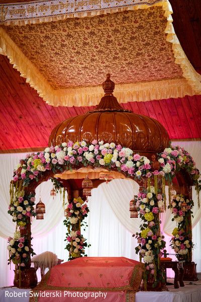 Gurudwara Decoration Wedding, Gurdwara Decor Wedding, Anand Karaj Decor Gurudwara, Gurdwara Wedding Decoration, Gurdwara Decoration, Gurudwara Decoration, Gurdwara Decor, Punjabi Wedding Photography, Gurudwara Wedding