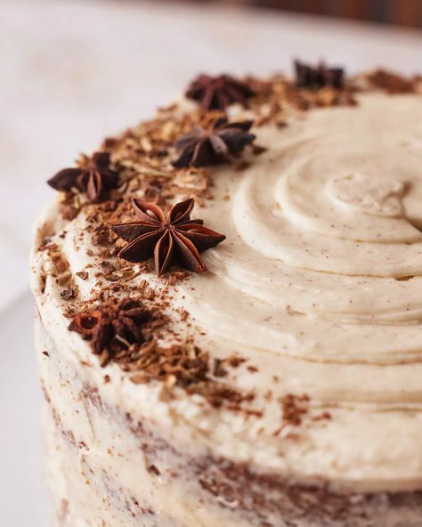 Pecan Cake Decoration, Spice Cake Decoration, Brown Butter Apple Cake, Brown Butter Chai Cake, Chai Coffee Cake, Fall Birthday Desserts, Chai Spice Cake Recipe, Fall Cake Flavors, Chai Cake Recipe