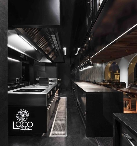 © Fernando Guerra | FG+SG Show Kitchen Restaurant, Open Kitchen Restaurant Design, Kitchen Restaurant Design, Black Luxury House, Open Kitchen Restaurant, Dark Restaurant, Luxury Houses Kitchen, Restaurant Kitchen Design, Bar Restaurant Design