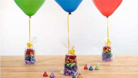 Diy Balloon Weight, Balloon Displays, Candy Balloons, Christmas Balloon Decorations, How To Make Balloon, Paper Balloon, Kisses Candy, Diy Water Bottle, Photo Balloons