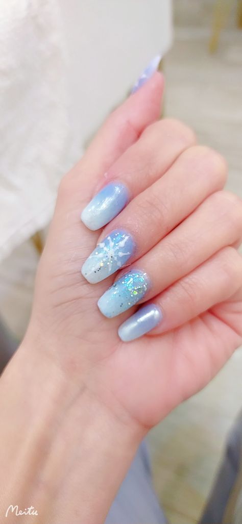 Frozen, winter nails with hombre gradient blue glitter design Elsa Inspired Nails, Theater Nails, Blue Holiday Nails Winter Christmas, Iceland Nails, Christmas Nails Blue Snowflakes, Christmas Nails Frozen, Disney Frozen Inspired Nails, Nail Snow, Frozen Theme Nails